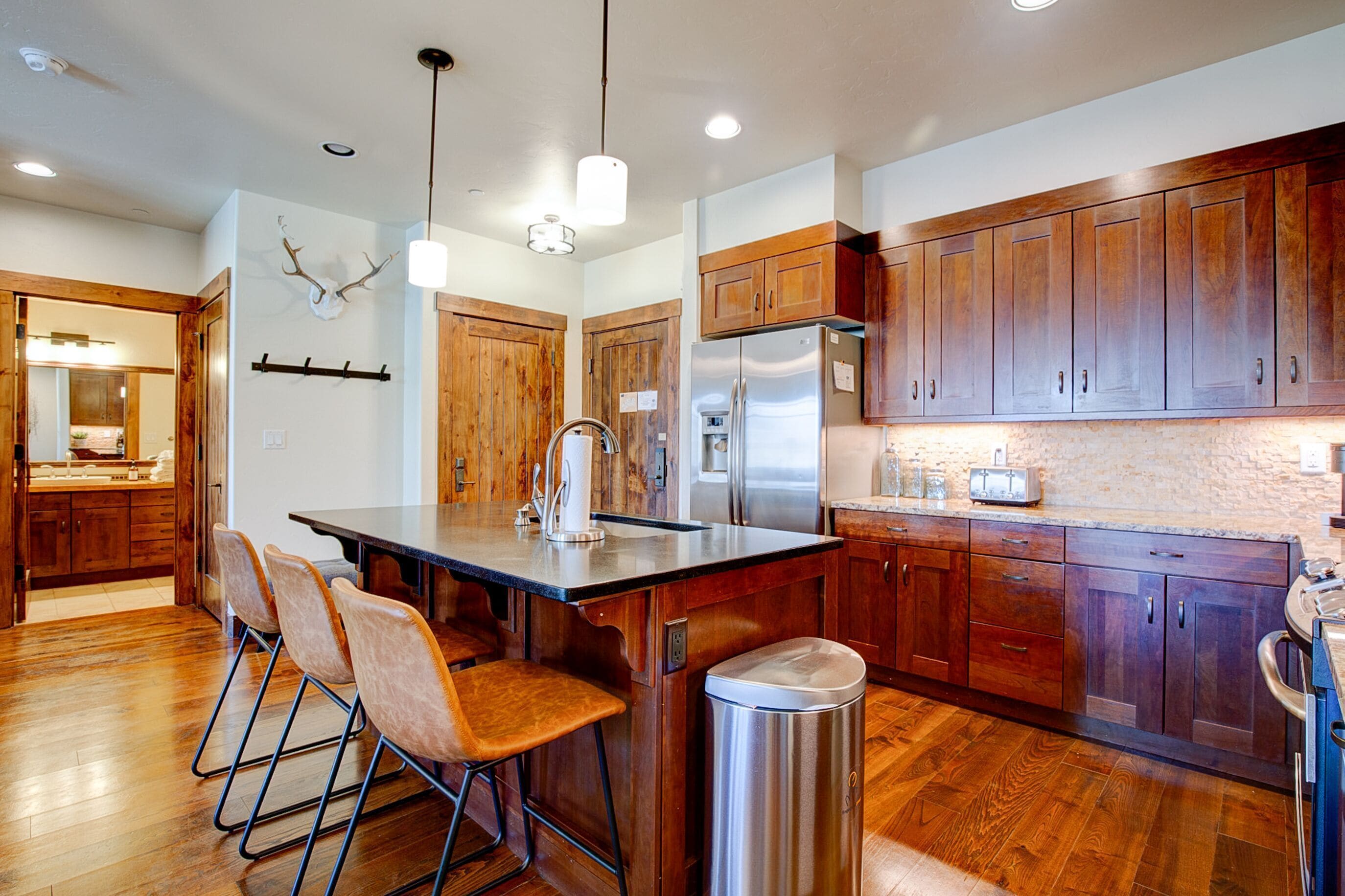 Kylskåp, mikrovågsugn, ugn och spishäll