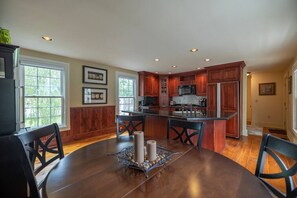 Dining - Cayuga Street Retreat (Lewiston)