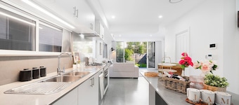 Jam Home | Modern 3BR Sydney CBD Family Retreat