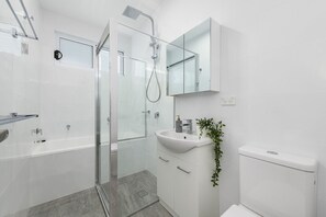 Ensemble baignoire-douche, séchoir à cheveux, serviettes fournies, savon