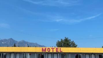 Un motel con fachada amarilla y un letrero que dice "Motel".