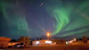 A parking lot with buildings and a clear night sky. - Glacier View Inn (Haines Junction)