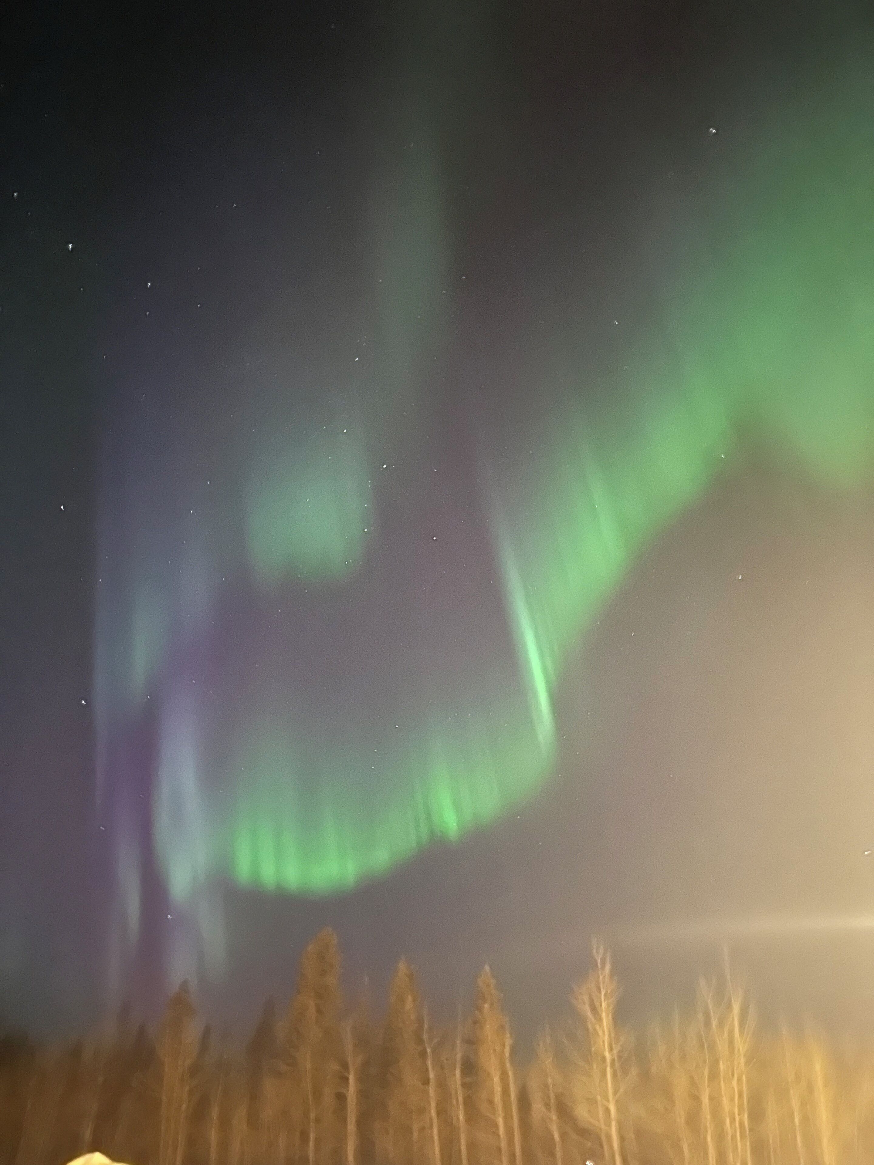 Cielo nocturno con la aurora boreal.