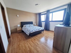 3 soverom, safe på rommet, strykejern/-brett og reiseseng for barn