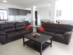 Smart-TV, DVD-spiller og bøker