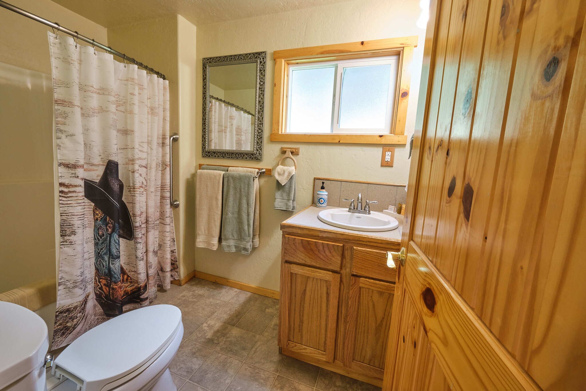 Combined shower/tub, towels, toilet paper