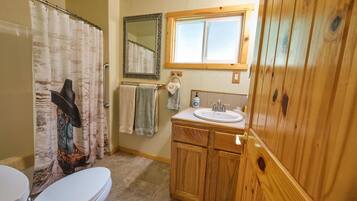 Combined shower/tub, towels, toilet paper