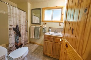 Combined shower/tub, towels, toilet paper