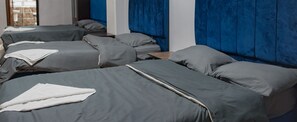 Kamar Triple Keluarga | Seprai katun Mesir, seprai premium, minibar, dan meja kerja