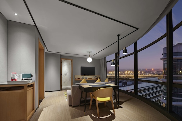 Deluxe Suite, 1 King Bed | Premium bedding, down comforters, Select Comfort beds, in-room safe