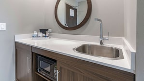 Studio, 1 King Bed, Refrigerator & Microwave (Wet bar) | Premium bedding, pillowtop beds, desk, laptop workspace - Hampton Inn Nicholasville Brannon Crossing (Nicholasville)