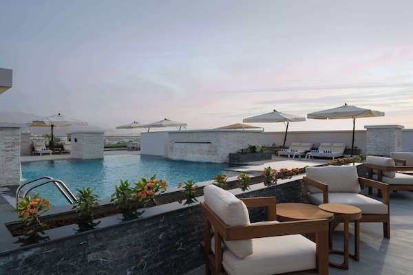 2 piscines a l'aire lliure (horari: 08:00-19:00), para-sols i gandules