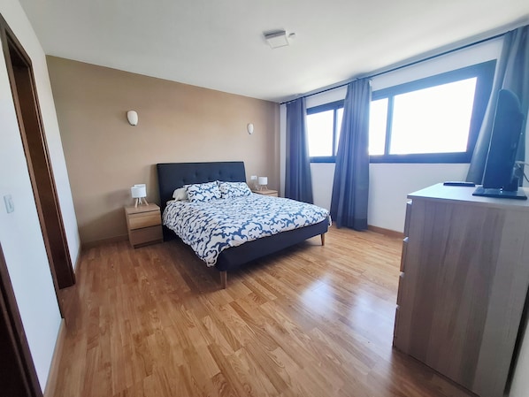 3 quartos, cofres nos quartos, ferros/tábuas de passar roupa