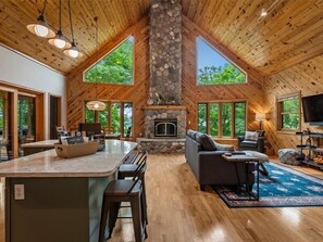 Smart TV, fireplace - Loon Star Lodge- close to bike trails and Crosby (Crosby)