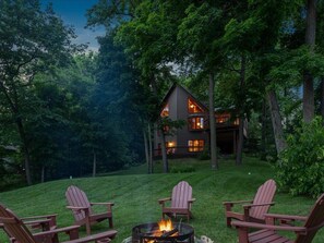 Property grounds - Loon Star Lodge- close to bike trails and Crosby (Crosby)