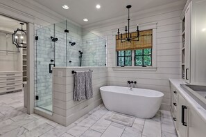 Shower, hair dryer, towels, soap - Acorn One Lake Burton (Clarkesville)
