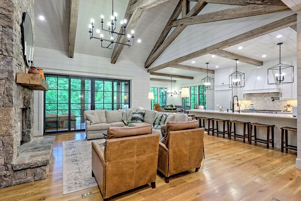 TV connectée, cheminée, table de tennis de table, livres