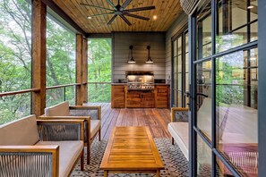 تناول الطعام بالخارج