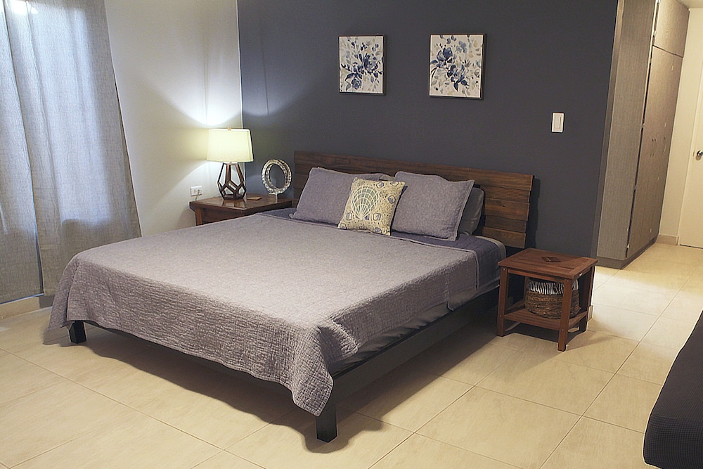 Wayaca Retreat: Spacious 4BR 3BA Villa, Pool, Close to beaches, quiet ...
