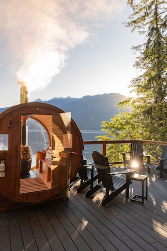 Cozy cabin in private forest with stunning mountain views and fire-heated sauna