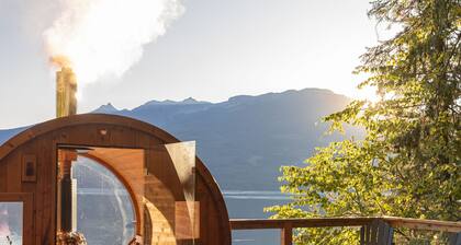 Cozy cabin in private forest with stunning mountain views and fire-heated sauna