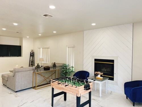 Modern Stay 4-bedroom Home Sleeps 8