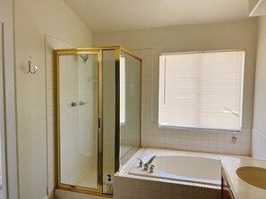 Bathtub, towels, soap, shampoo - Modern Stay 4-bedroom Home Sleeps 8 (Las Vegas)