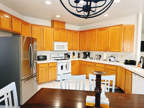 Modern Stay 4-bedroom Home Sleeps 8