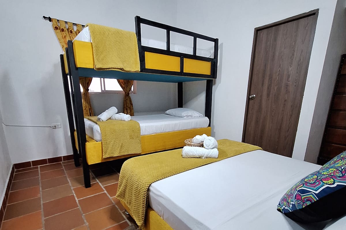 Deluxe-Vierbettzimmer, Mehrere Betten, Blick auf den Innenhof | Bügeleisen/Bügelbrett, kostenloses WLAN