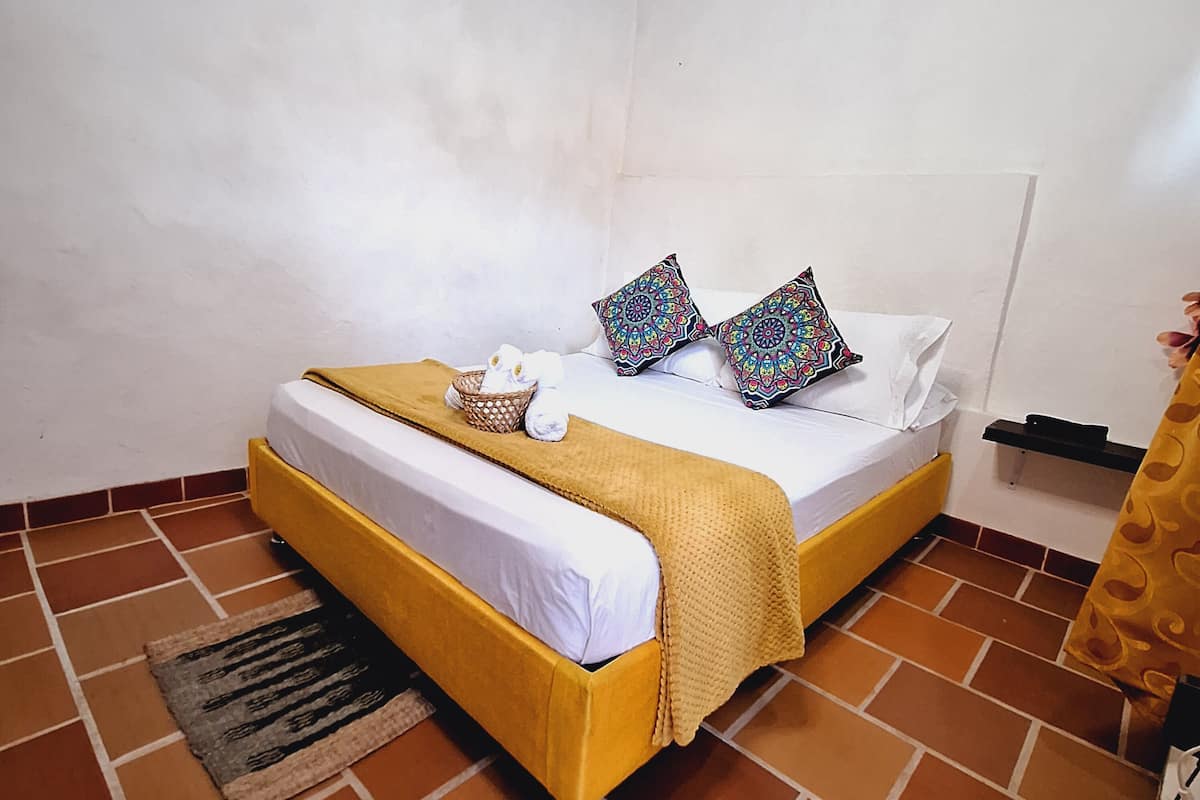 Standard-Doppelzimmer, 1 Doppelbett, mit Bad | Bügeleisen/Bügelbrett, kostenloses WLAN