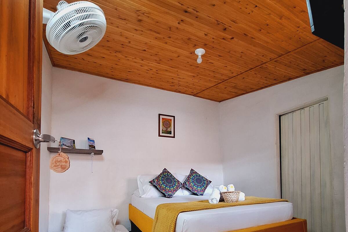 Familien-Dreibettzimmer, Mehrere Betten, mit Bad, Blick auf den Innenhof | Bügeleisen/Bügelbrett, kostenloses WLAN