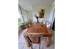 تناول الطعام بالخارج