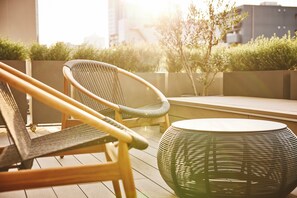 Rom – grand, 2 enkeltsenger, terrasse | Sengetøy av topp kvalitet, dundyner, safe på rommet og blendingsgardiner