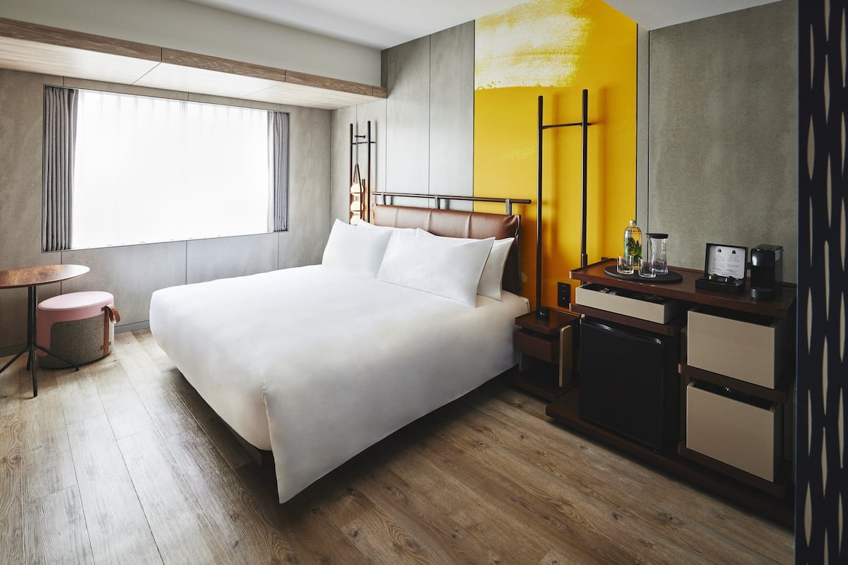 Premium bedding, down comforters, in-room safe, blackout drapes