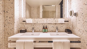 Grand Room, 2 Twin Beds (Double Basin) | Bathroom | Eco-friendly toiletries, hair dryer, slippers, electronic bidet