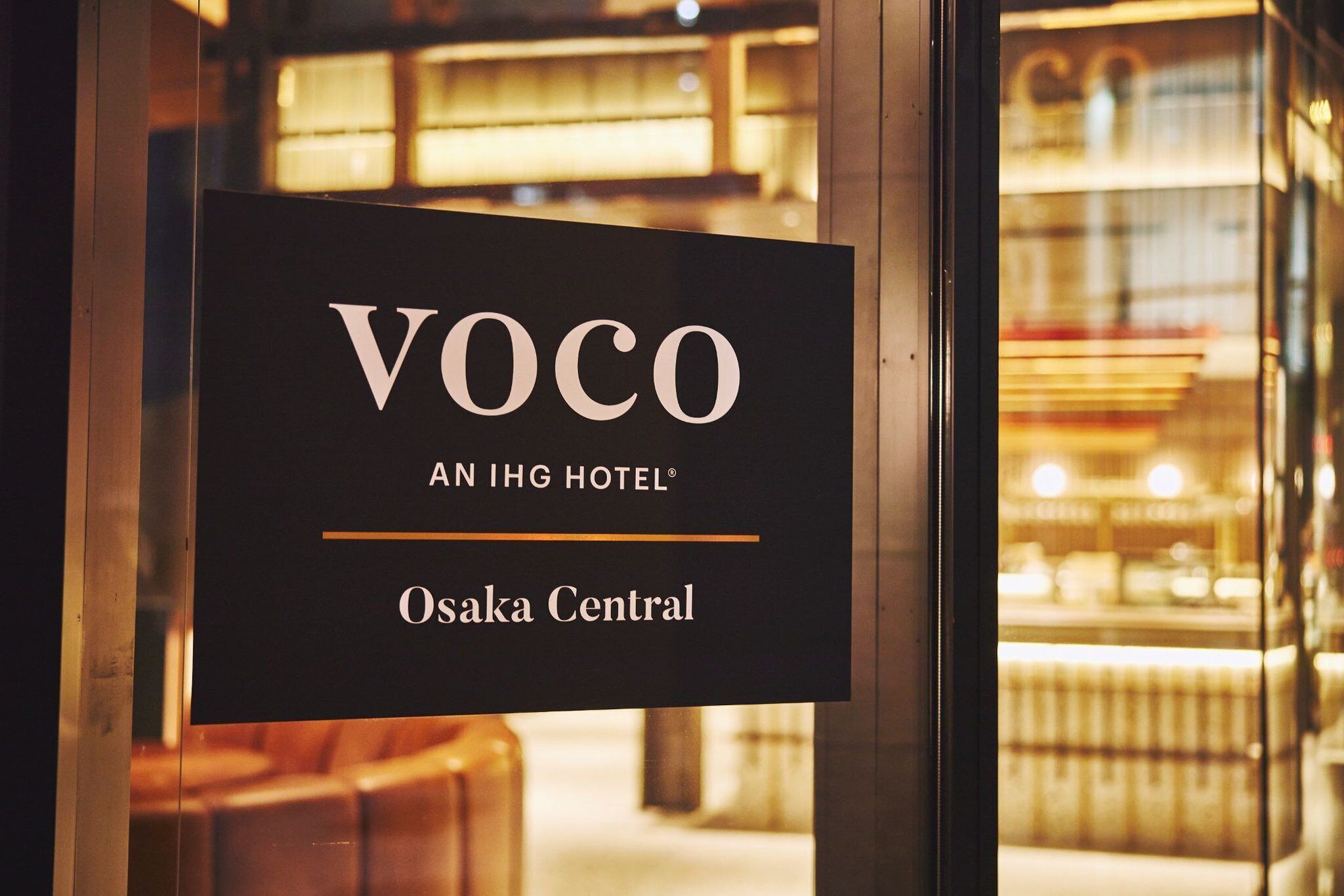Placa do Voco An IHG Hotel no centro de Osaka.