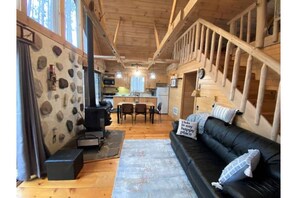 Smart TV, chimenea y estéreo 
