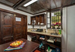 Departamento básico | Cocina privada | Frigobar, microondas, horno y licuadora 