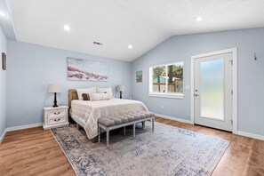 3 bedrooms, desk, iron/ironing board, travel crib