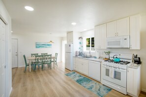 Fridge, microwave, oven, stovetop - Cozy Oceanview Hideaway#1 on Golf Course/Airport (Whitethorn)