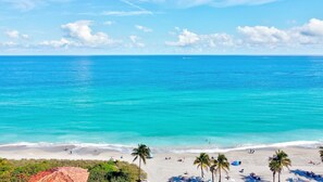 Una spiaggia nelle vicinanze