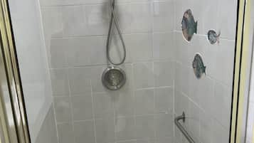 Bruser, hårtørrer, håndklæder, Sæbe