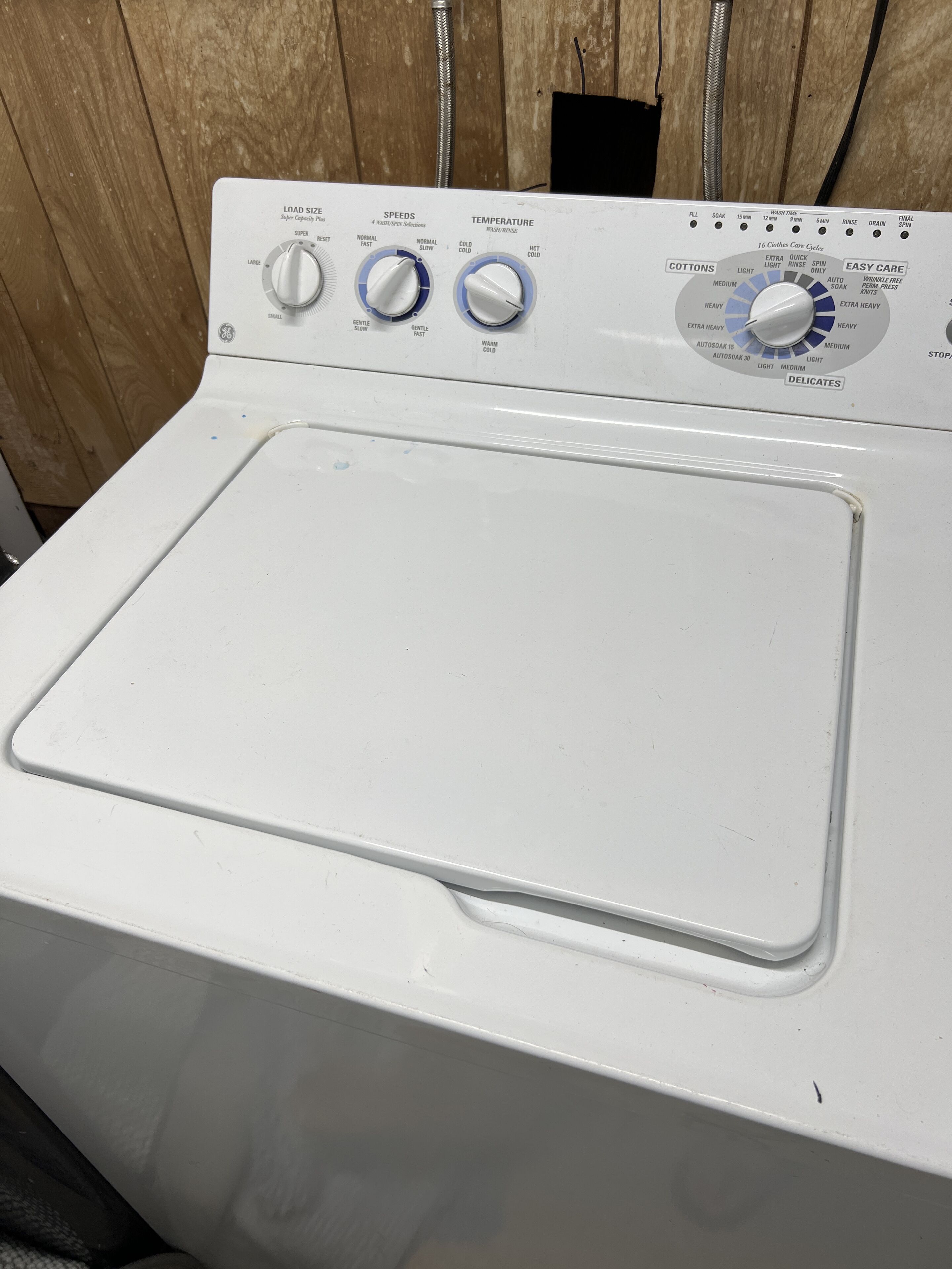 Vue de face d’un lave-linge blanc doté de boutons de commande pour régler la taille de la charge, la vitesse et la température.