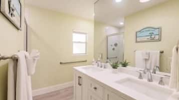 Bruser, hårtørrer, håndklæder, Sæbe