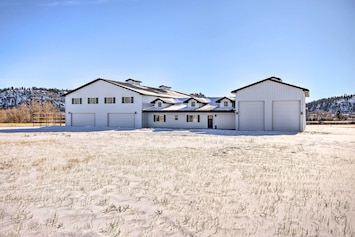 Joliet Vacation Rental | Studio | 1BA | 1,500 Sq Ft | Steps Required for Access