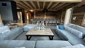 Televisión, chimenea y futbolito 