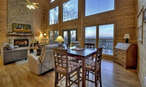 电视、壁炉、DVD 播放器、桌上足球