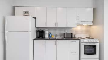 Refrigerador con congelador, microondas, horno y cafetera y tetera