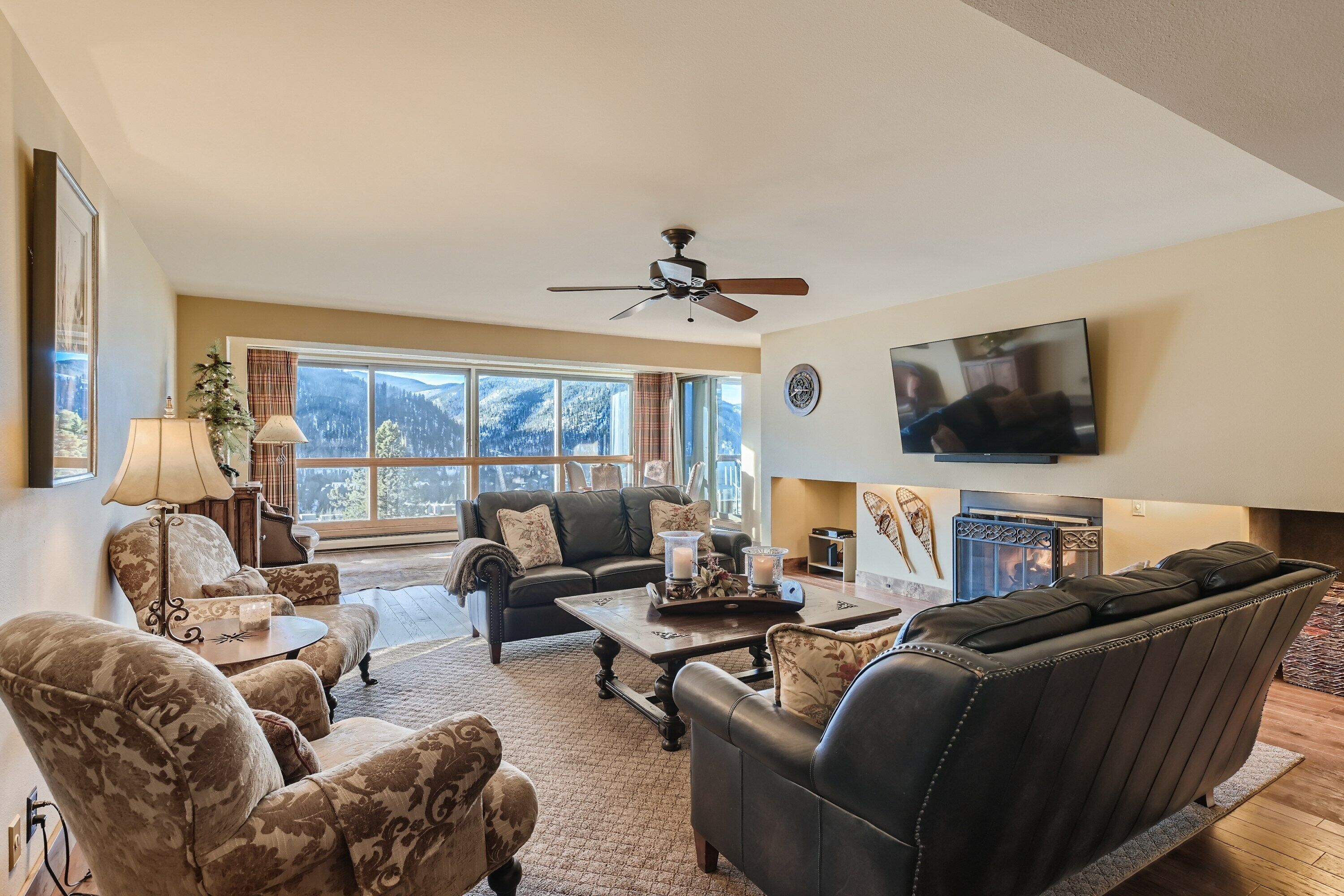 Spacious and cozy living room w/ gas fireplace and flatscreen TV