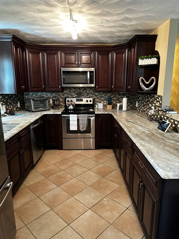 Een koelkast, een microgolfoven, een oven, een kookplaat